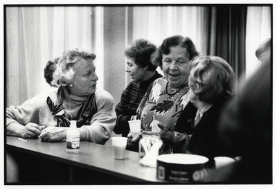 108037 Afbeelding van een pauze tijdens een repetitie van het Utrechts Universiteits Vrouwenkoor in het Parochiecentrum ...